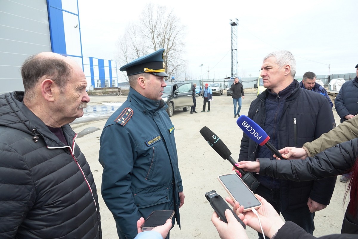    Глава Карелии приехал на ОССЗ, где произошел пожар. Фото: «Республика»/Максим Смирнов