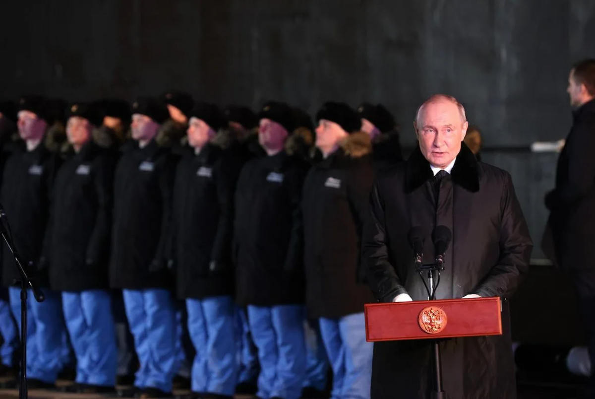 28 марта президент Владимир Путин и губернатор Пермского края Дмитрий Махонин приняли участие в торжественной церемонии спуска на воду атомного подводного ракетного крейсера «Пермь». На фото: Владимир Путин дает команду спустить лодку