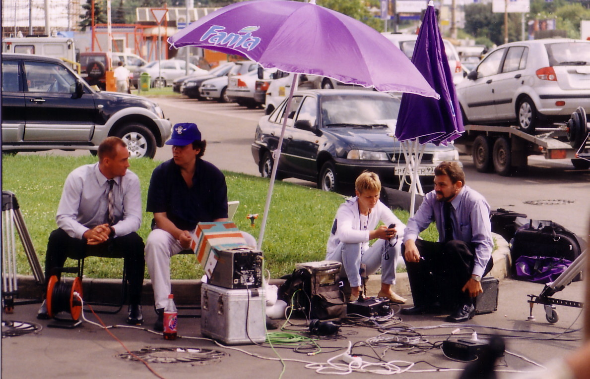 На съемках телесериала "Тотализатор". Слева-направо: актер Александр Песков, режиссер-постановщик В.Крупницкий. Фото из архива автора.