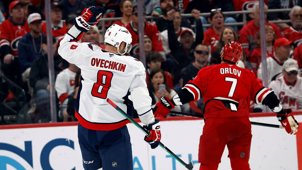 Фирменный бросок из левого круга вбрасывания приблизил Александра Овечкина к снайперскому рекорду НХЛ на расстояние в один хет-трик.📷Фото: Karl DeBlaker / AP