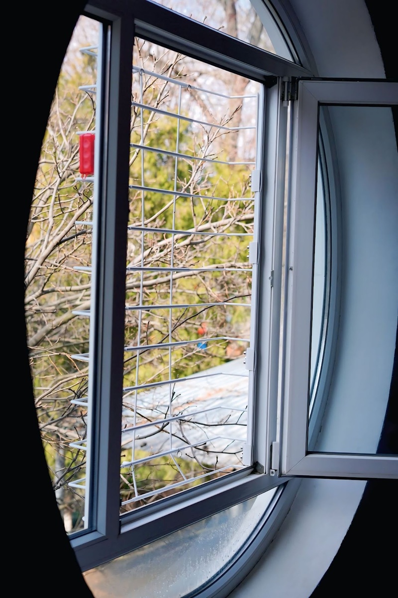 Защитная система от падения из окон "Смарт Заслон" в инклюзивном центре развития и социальной адаптации для детей с особенностями развития "Альтар"