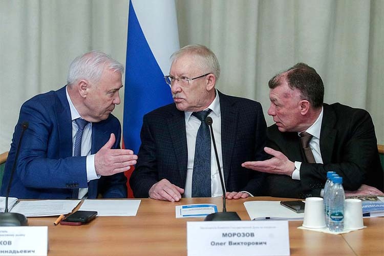    Председатель комитета по финансовому рынку Анатолий Аксаков, председатель комитета по контролю Олег Морозов и председатель комитета по экономической политике Максим Топилин.   
Фото:  duma.gov.ru