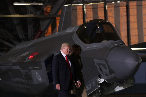 Дональд Трамп у истребителя F-35 / Alex Wong/Getty Images  
