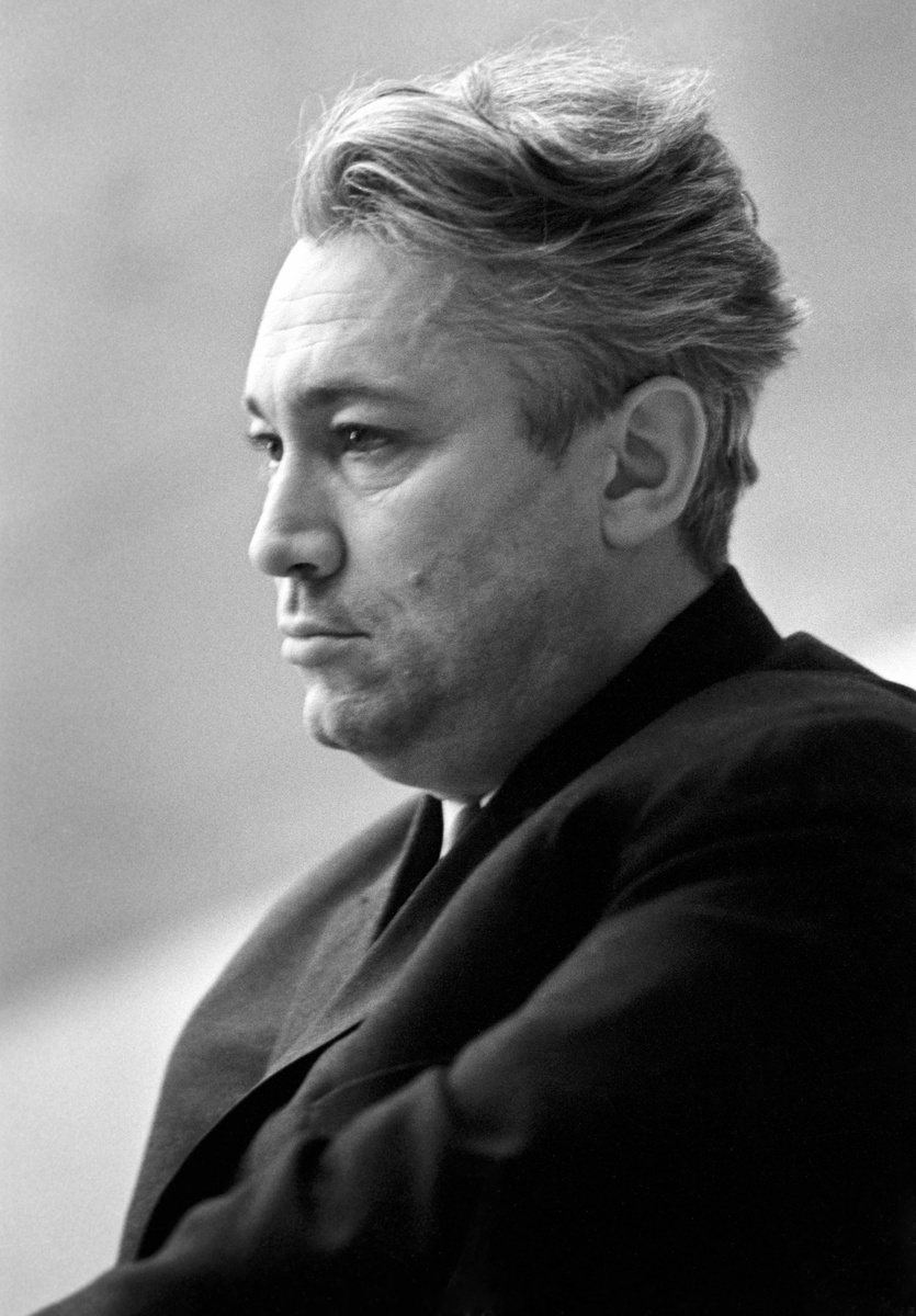    Юрий Нагибин родился в Москве 3 апреля 1920 года. Его отец, дворянин, был расстрелян. Мать Ксения Каневская скрыла происхождение мальчика — его выдавали за родного сына отчима, Марка Левенталя, который также был репрессирован и сослан в Ивановскую область / Legion-Media / Кассин Е., Мастюков В./ТАСС