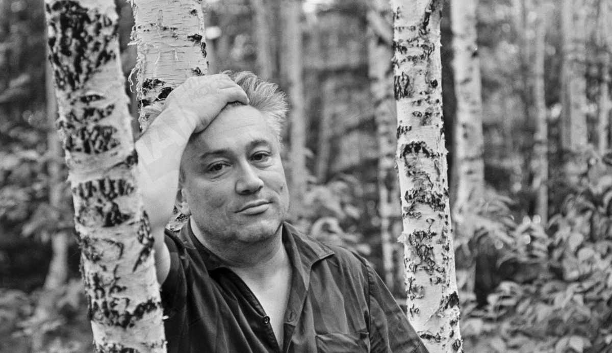    Новый муж Каневской, писатель Яков Рыкачёв, стал первым наставником Юрия в литературе. В то время Нагибин также играл в футбол за юношескую сборную «Локомотива», а после школы поступил в Первый Московский медицинский институт. Но через год, в 1939-м, перевёлся во ВГИК на сценарный факультет / М. Трахман. Главархив Москвы