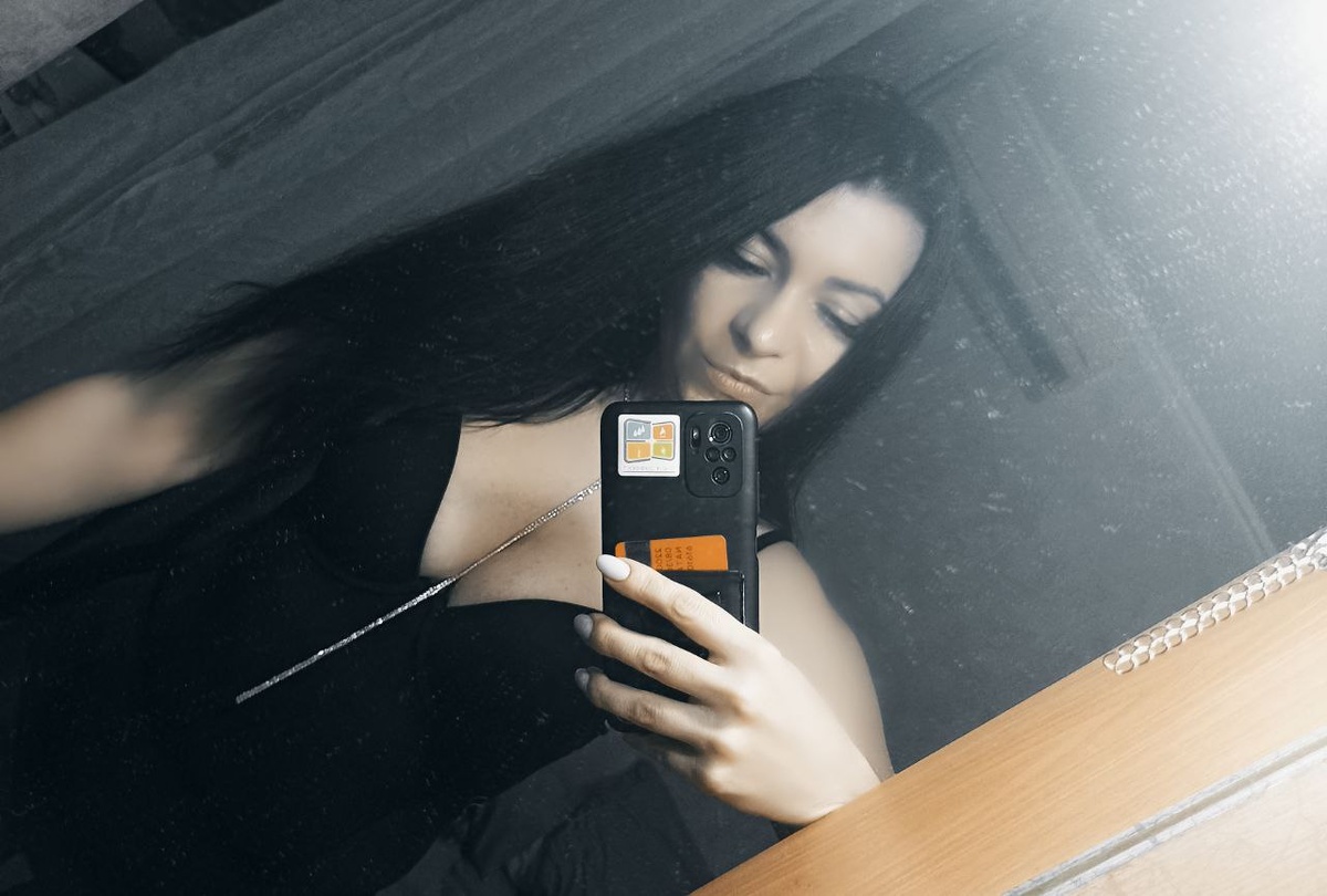 Саму себя я видела Бабой Ягой с огромной бородавкой на носу....