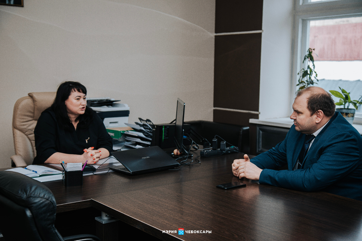 Мешкова Полина Николаевна и мэр Чебоксар Д. Спирики (который зачем-то пришёл на завод)...