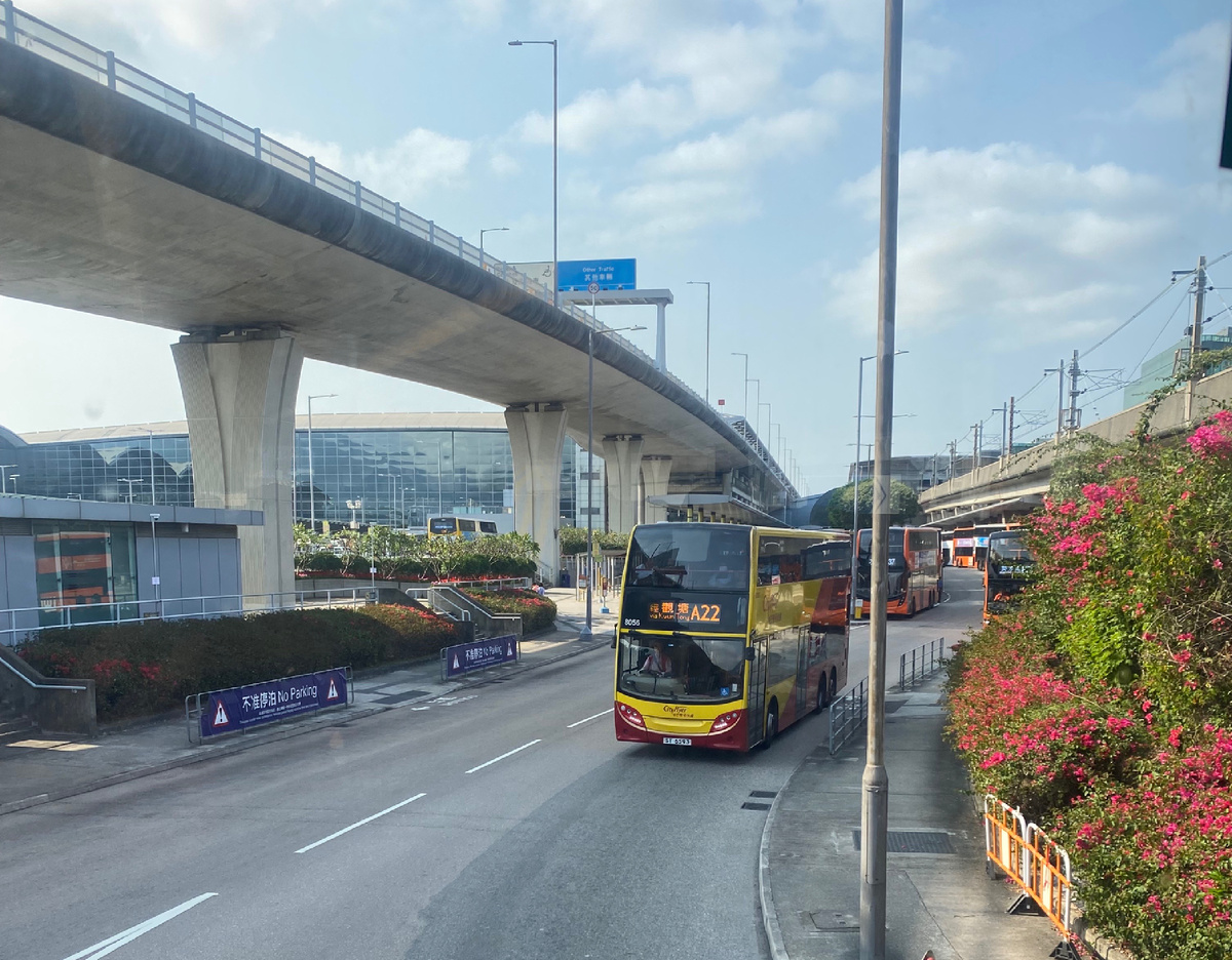 Непрерывная цепь автобусов с маршрутами А21, 22, 23  с аэропорта в районы о.Гонконга и полуострова Коулуна.