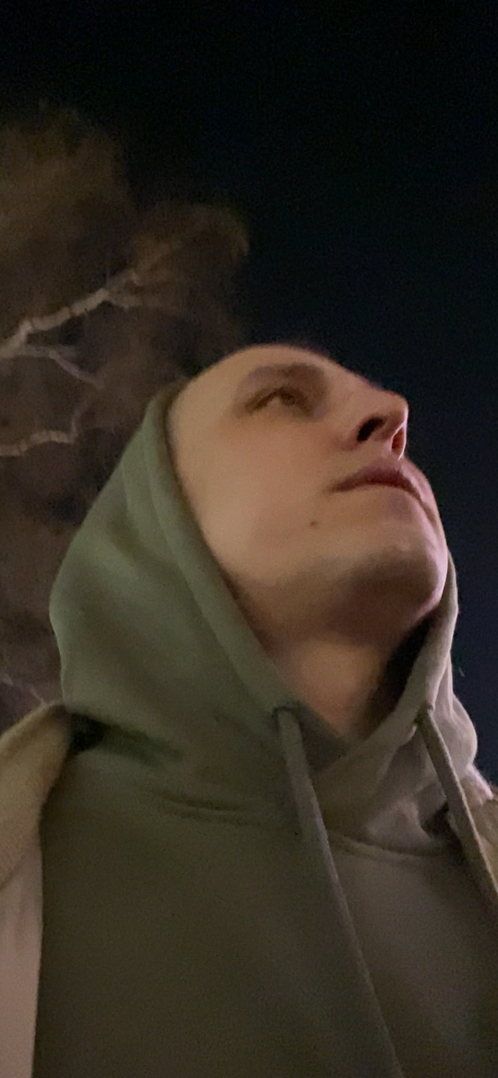 Ты помнишь дату её приезда лучше, чем свой день рождения. Готовился к встрече, репетировал фразы, представлял, как наконец обниметесь после месяцев переписки. Но она приезжает — и тишина. Ни звонка, ни сообщения. Лишь редкие «приветы», после которых она снова растворяется в столичной суете. Знакомо? История не про меня. Она про тебя. И про тысячи таких же, кто годами ждёт у телефона, веря, что «если бы хотела — нашла бы способ». Но правда жжёт горло: её молчание — тоже ответ.