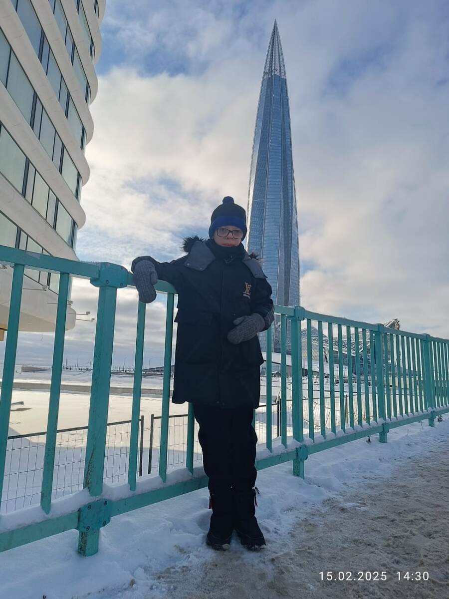 Я на прозрачном мосту, на фоне Лахта-Центра