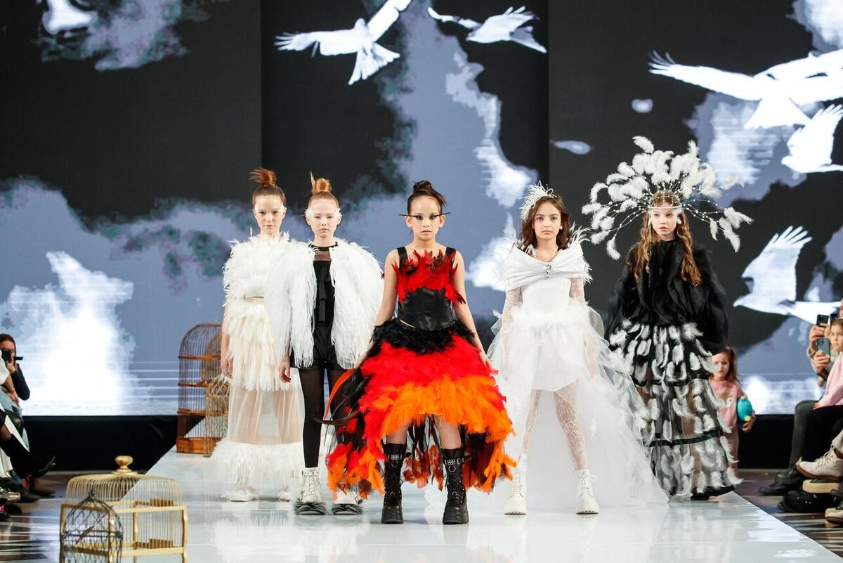    Модный образ Жар-птицы (в центре), созданный дизайнерами для шоу "Городские птицы" предоставлено организаторами, фото Игоря Стражина