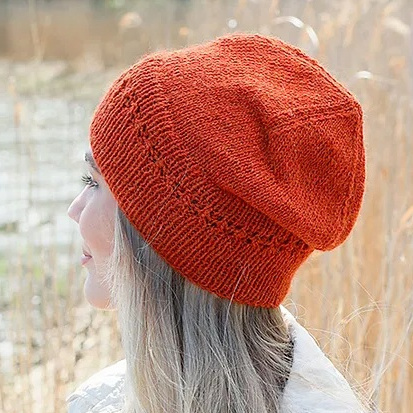 Простая шапочка спицами.