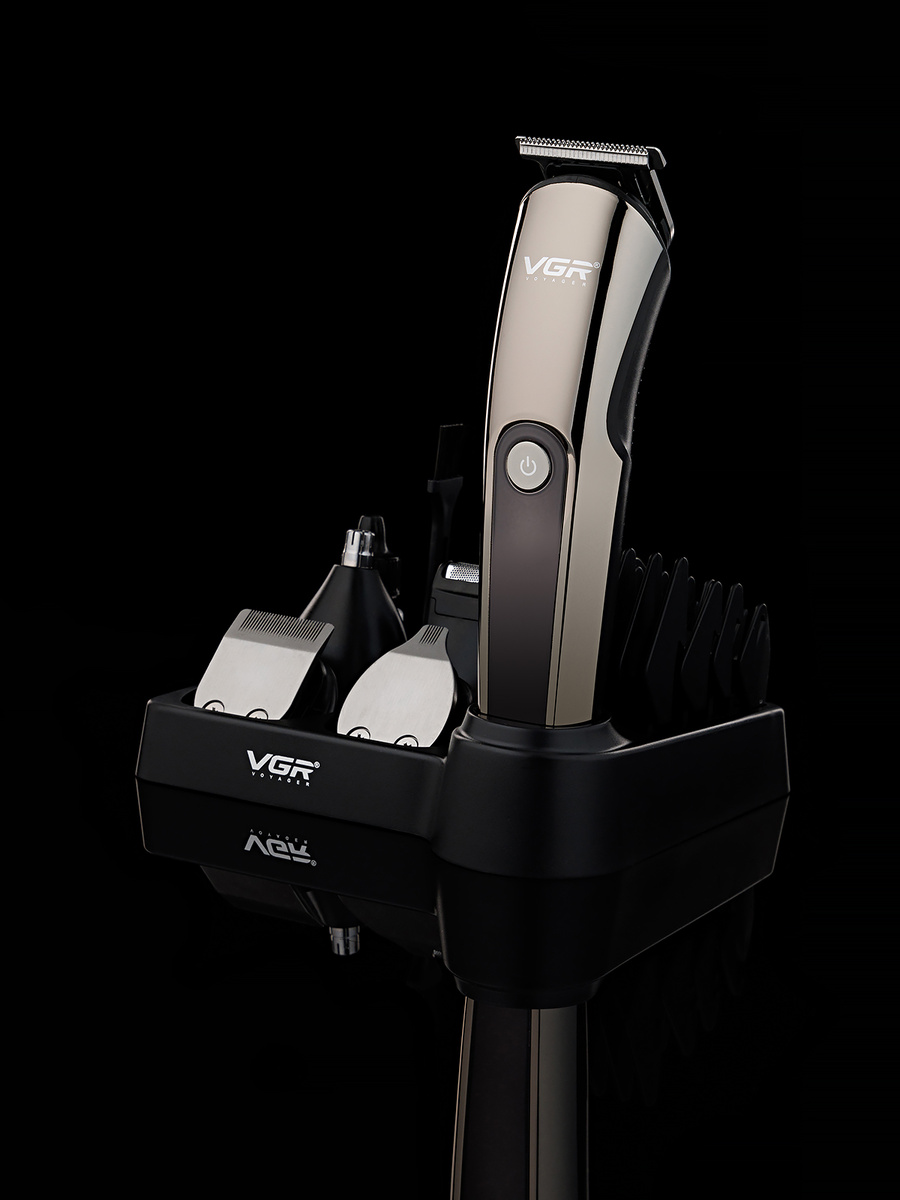 В комплекте в нашем магазине будет удобная подставка для насадок, кабель зарядки, инструкция, весь набор насадок, а так же щеточка для очистки и масло для ухода за лезвиями.