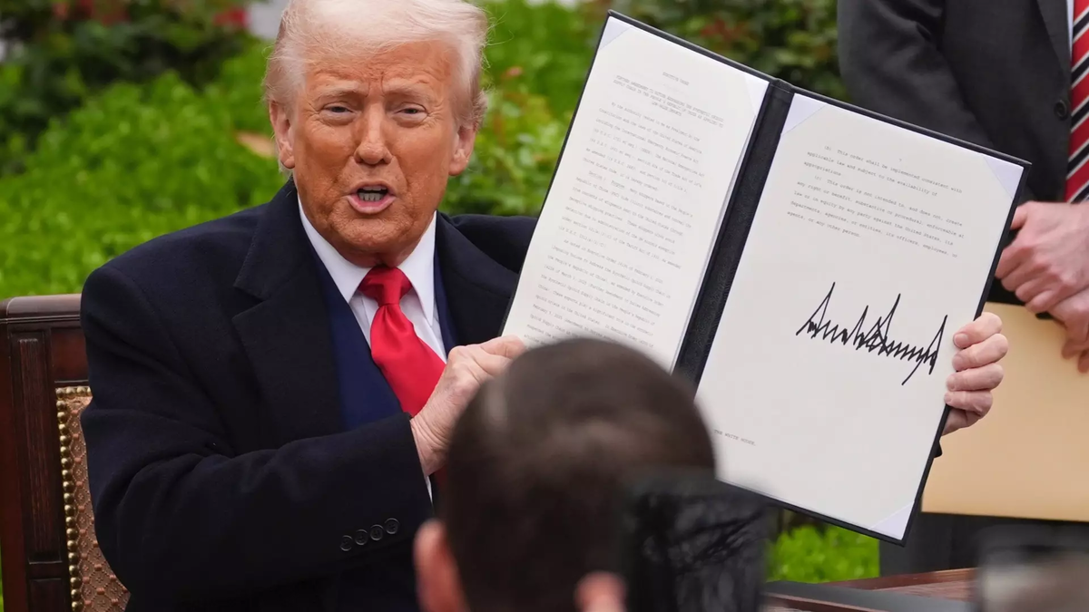 Президент США Дональд Трамп на мероприятии «День освобождения», во время которого он объявил о введении новых взаимных пошлин в отношении торговых партнеров США, в том числе тарифов в размере 34% на импорт из Китая и 20% на импорт из Европейского союза. Фото: Evan Vucci. AP/TASS