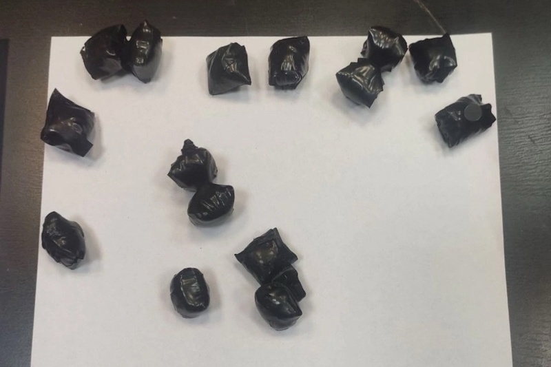    21-летнюю девушку и ее 32-летнего друга полицейские задержали в подъезде жилого дома. В кармане у череповчанина нашли 29 свертков