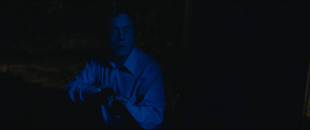 «Blue Ruin» можно перевести как «Синяя развалюха», что напоминает о Понтиаке, в котором живёт Дуайт. А вообще это фразеологизм, который означает «трагедия».