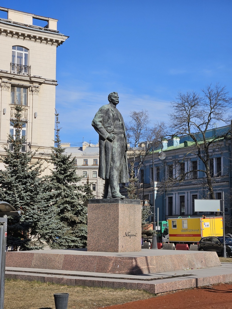 Станция метро «Горьковская» и памятник Максиму Горькому, что вполне логично...