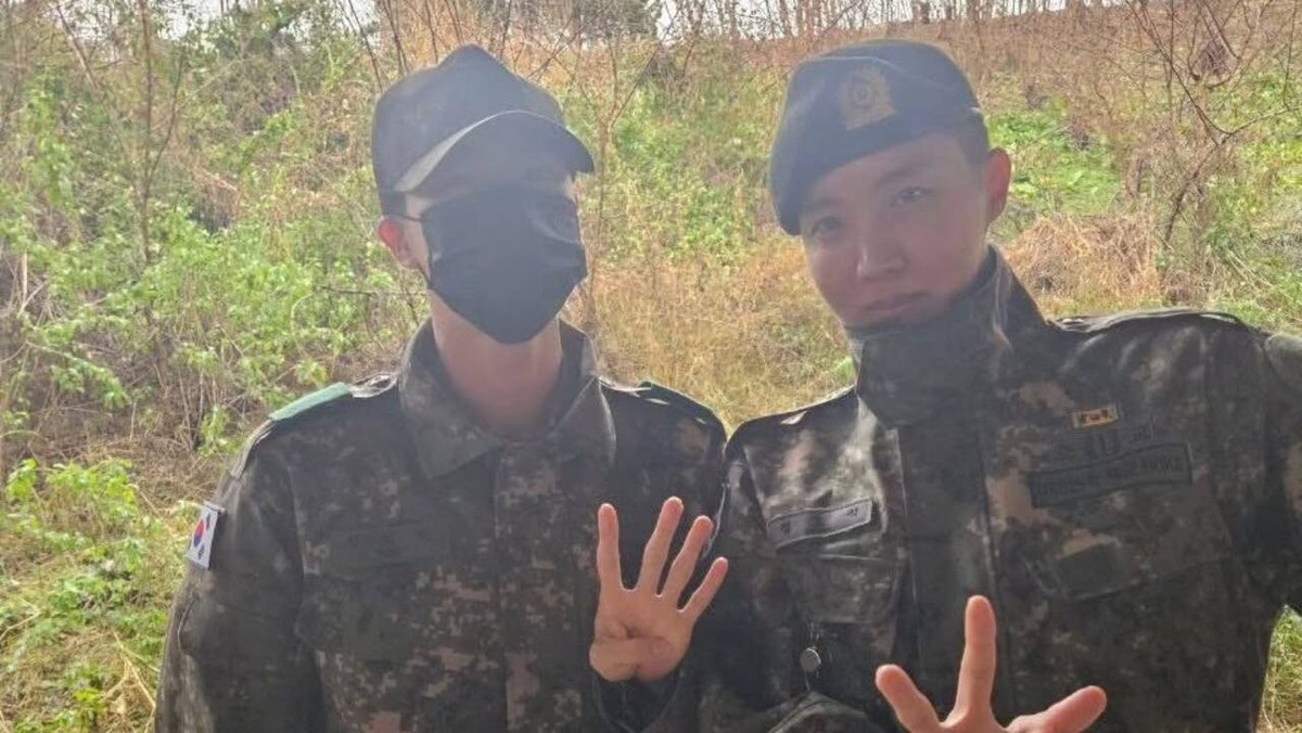    Вокалист с сослуживцем. Фото: соцсети Джина