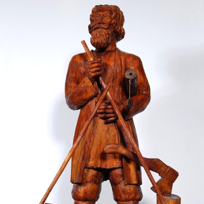 Таким увидел Юрия Малечкина – того самого Юшку-Соловья – местный резчик по дереву Н.Н. Батуев. Скульптуру можно увидеть в местном краеведческом музее. Фотография с сайта Шадринского краеведческого музея (https://museumshadrinsk.ru/wordpres/?p=10878)