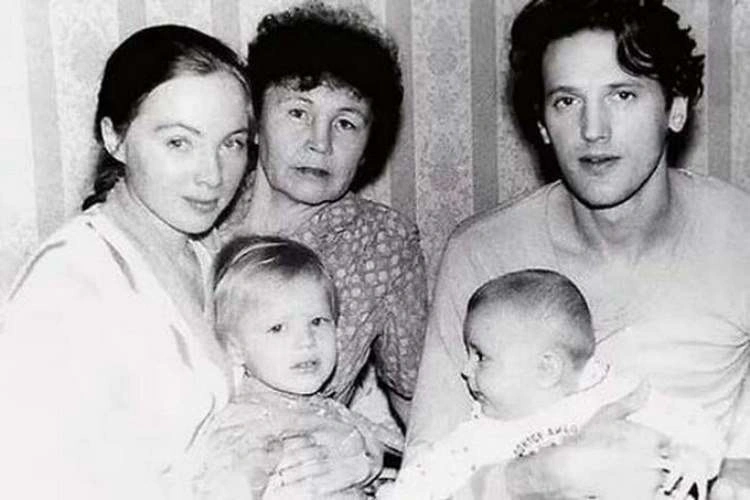 Марина Яковлева и Валерий Сторожик с семьей. 