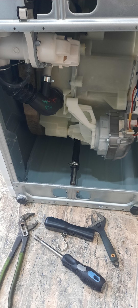 Амортизатор прикреплен к днищу.