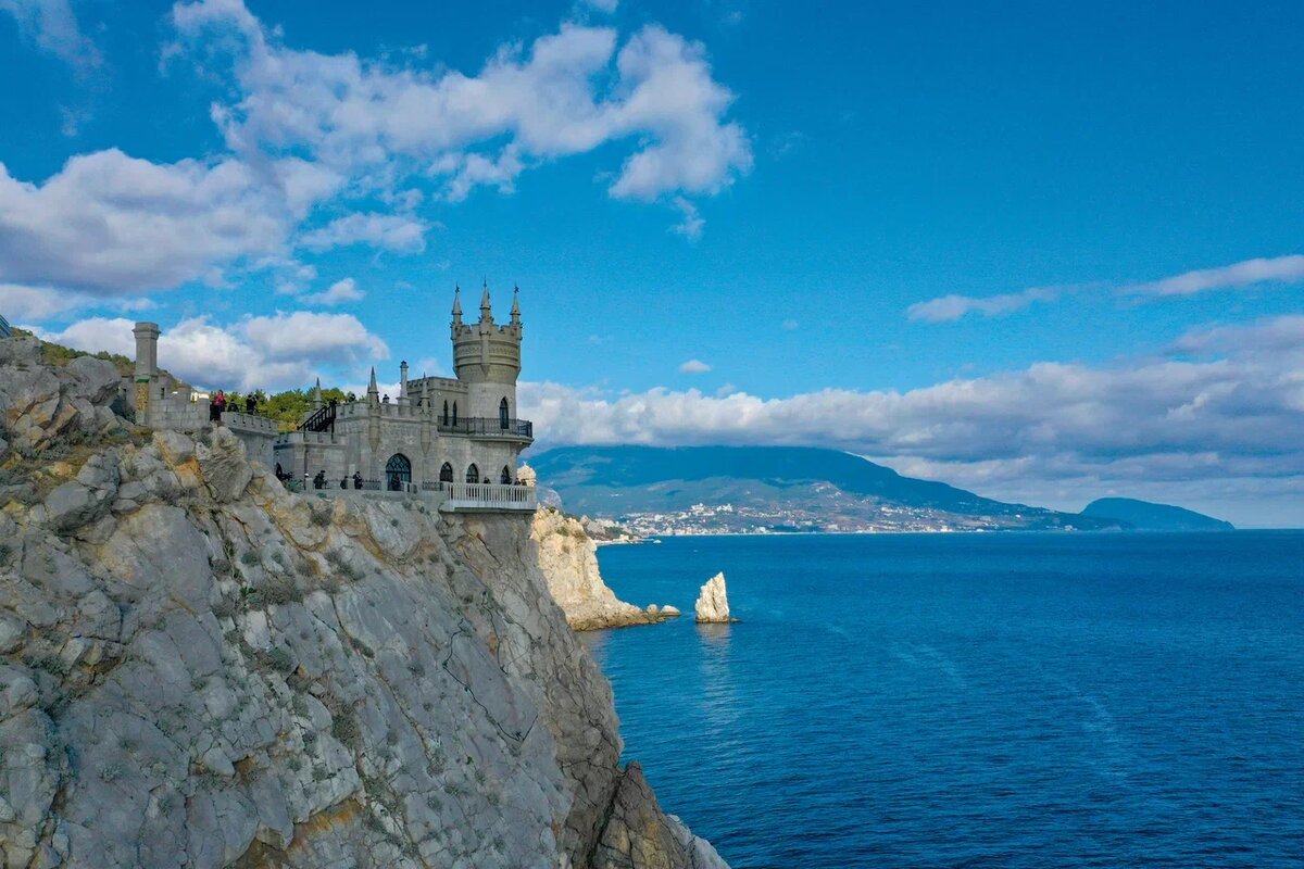 Вид на замок «Ласточкино гнездо» в Ялте, Крым