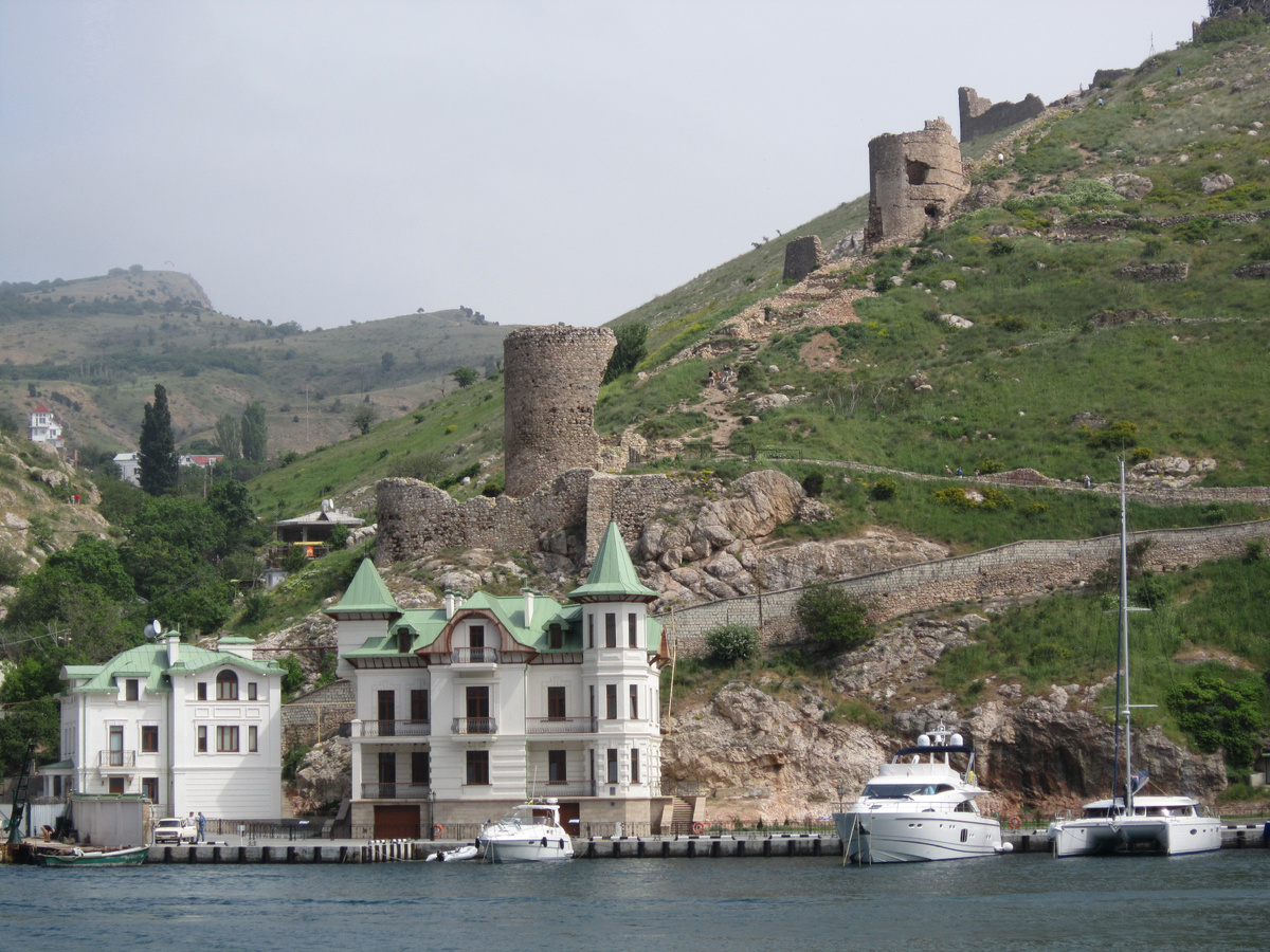 Балаклава славится древними крепостями и живописной бухтой. Источник фото: commons.wikimedia.org. Автор: Андрей Субботин