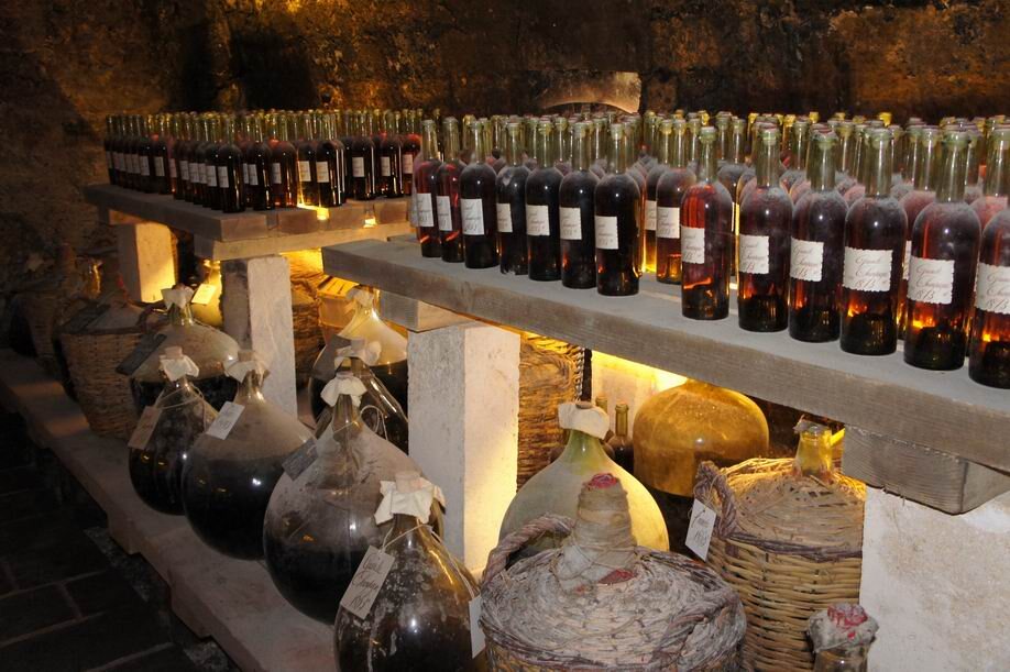 Погреб со стеклянными бутылями, где хранятся самые выдержанные коньяки (фото из открытых источников)