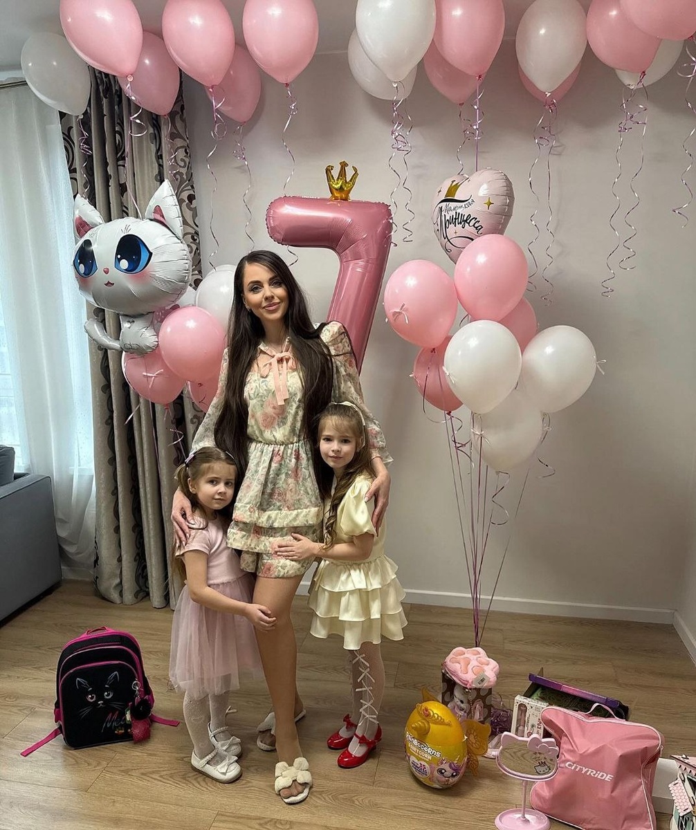 Ольга Рапунцель с дочерями. Фото: соцсети Ольги Рапунцель 