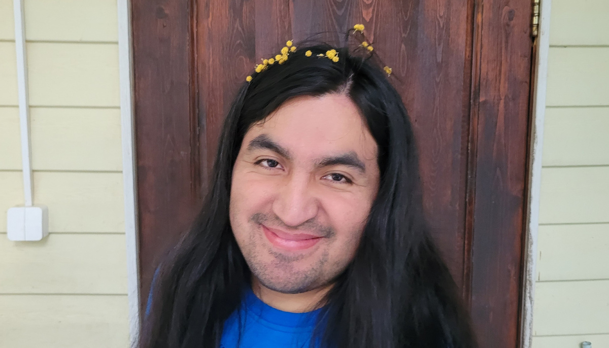 Марко с цветами мимозы на голове