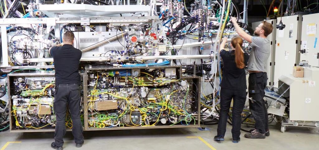 Сборка лазерного усилителя для EUV машины в цехах Trumpf. Изображение: trumpf.com