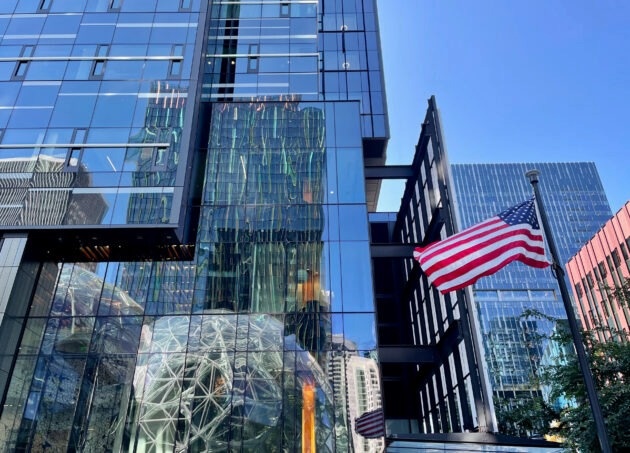     Одна из башен корпоративного офиса Amazon в штаб-квартире компании в Сиэтле.    
 Источник: GeekWire File Photo / Kurt Schlosser