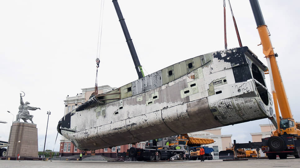 Разгрузка космического корабля "Буран".📷Фото: Марина Молдавская / Коммерсантъ