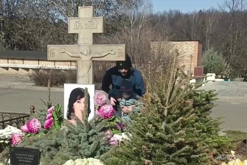    Могила Анастасии Заворотнюк на Троекуровском кладбище. Фото:  АиФ/ Лизавета Андреева