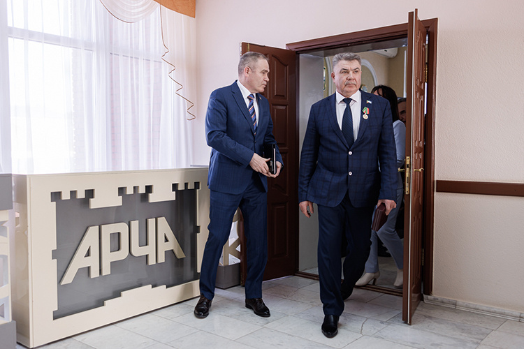    Сегодня работники муниципалитета собрались на внеочередную сессию, чтобы официально узнать об отставке главы района Ильшата Нуриева и познакомиться с новым начальством.   
Фото: Сергей Елагин