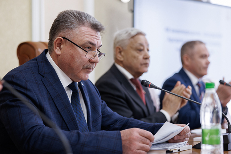    «Уважаемые депутаты, для перехода к формированию повестки дня хочу вас проинформировать о том, что руководством республики мне поручено возглавить Казанский государственный аграрный университет», — сообщил Нуриев присутствующим.   
Фото: Сергей Елагин