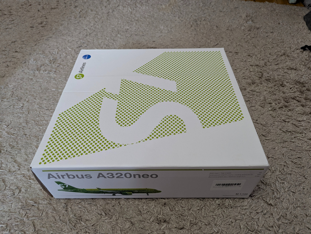 На торце коробки даже некоторые характеристики данного самолета указаны (кол-во мест, скорость и т.д.)