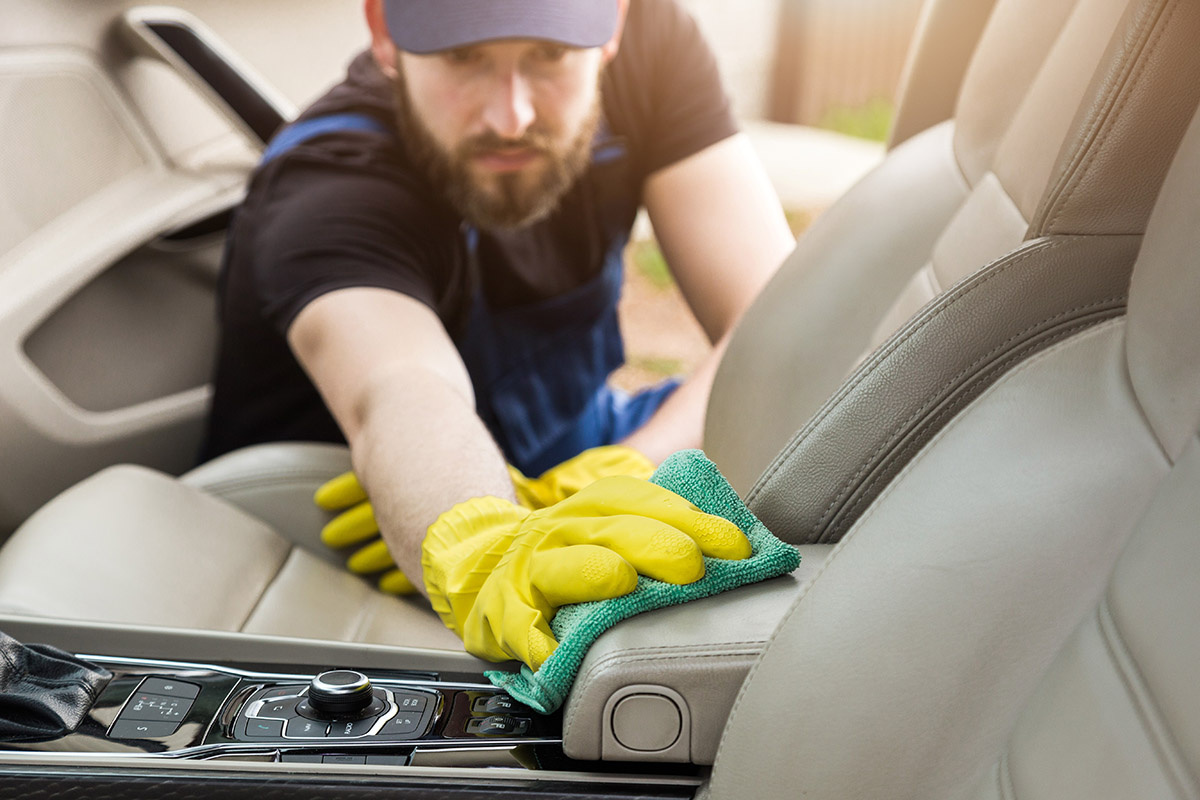 Если не ухаживать за кожаным салоном машины, через какое-то время он превратится в нечто напоминающее пересушенный изюм. Источник: Shutterstock📷
