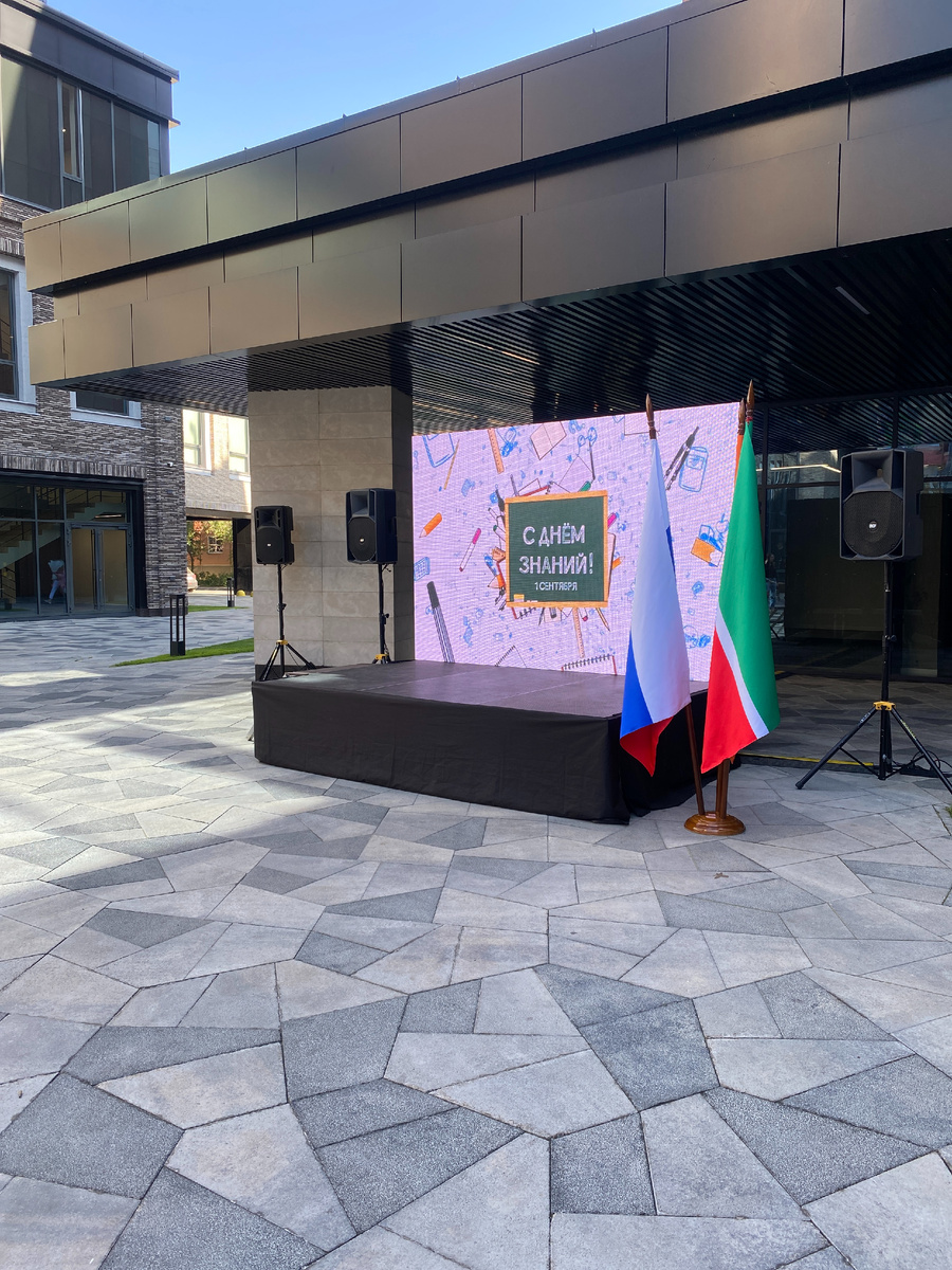 Сцена на 1 сентября. Было приятно посмотреть на линейку