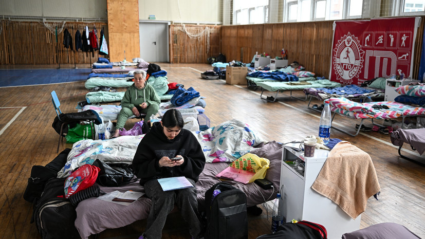     Эвакуированные из Суджи мирные жители в пункте временного размещения. РИА Новости Сергей Бобылев