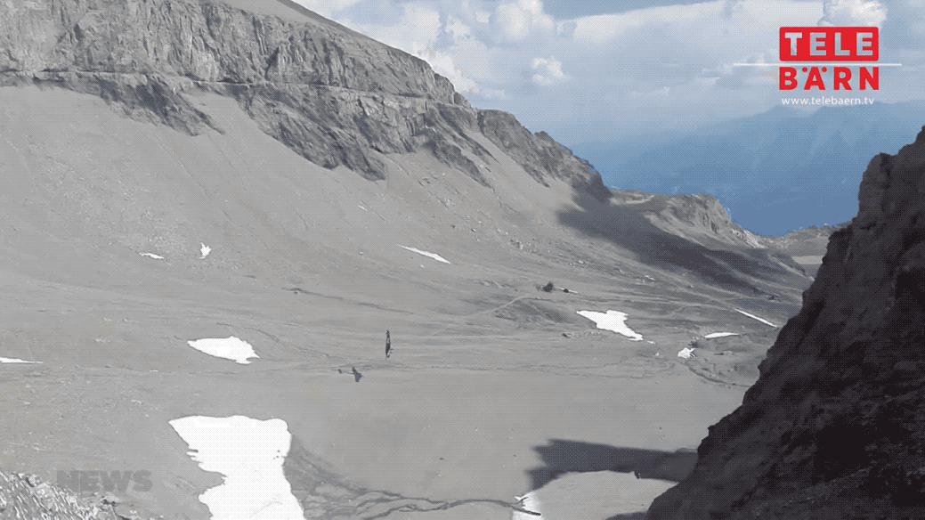 Это видео, снятое очевидцем, запечатлело последние полсекунды полёта. (TeleBärn)