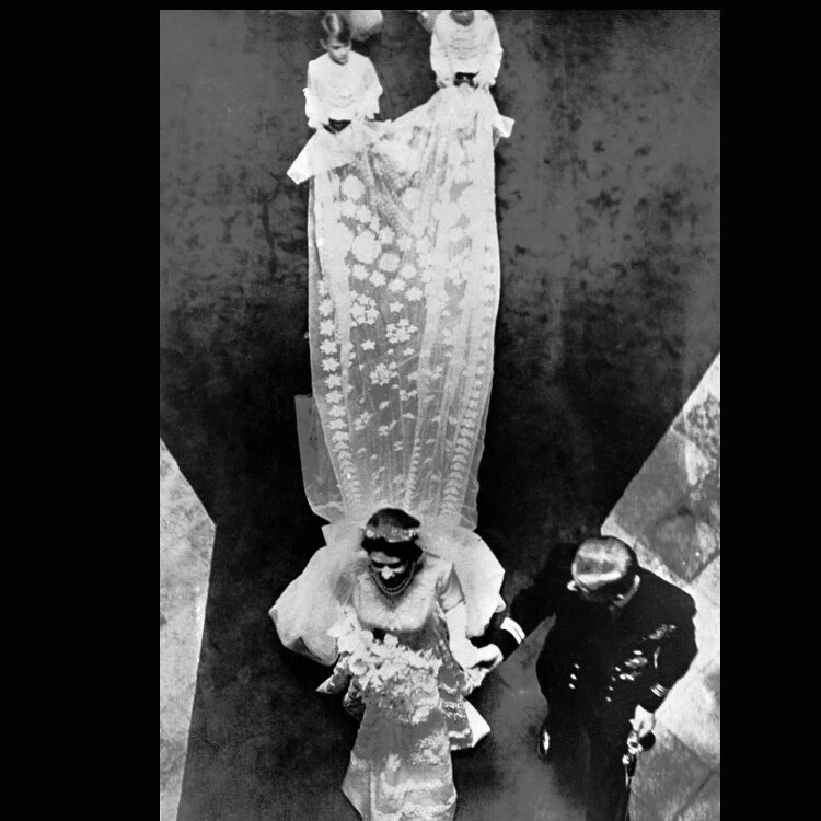 Лорд Чарльз О'Хаган держит фату Елизаветы II📷
