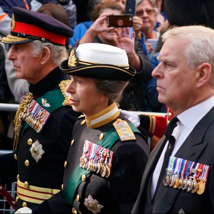 Дети Елизаветы II (слева направо): Карл III, принцесса Анна, принц Эндрю📷
