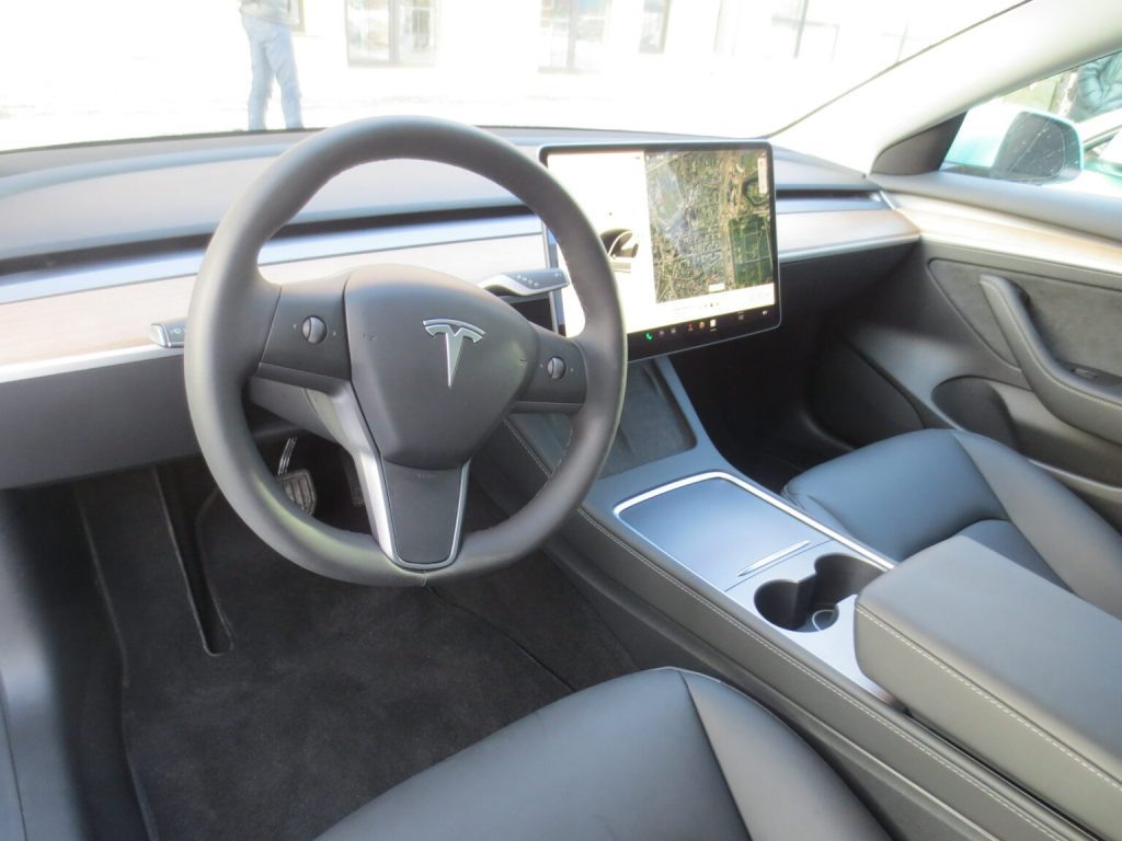 Tesla Model 3.