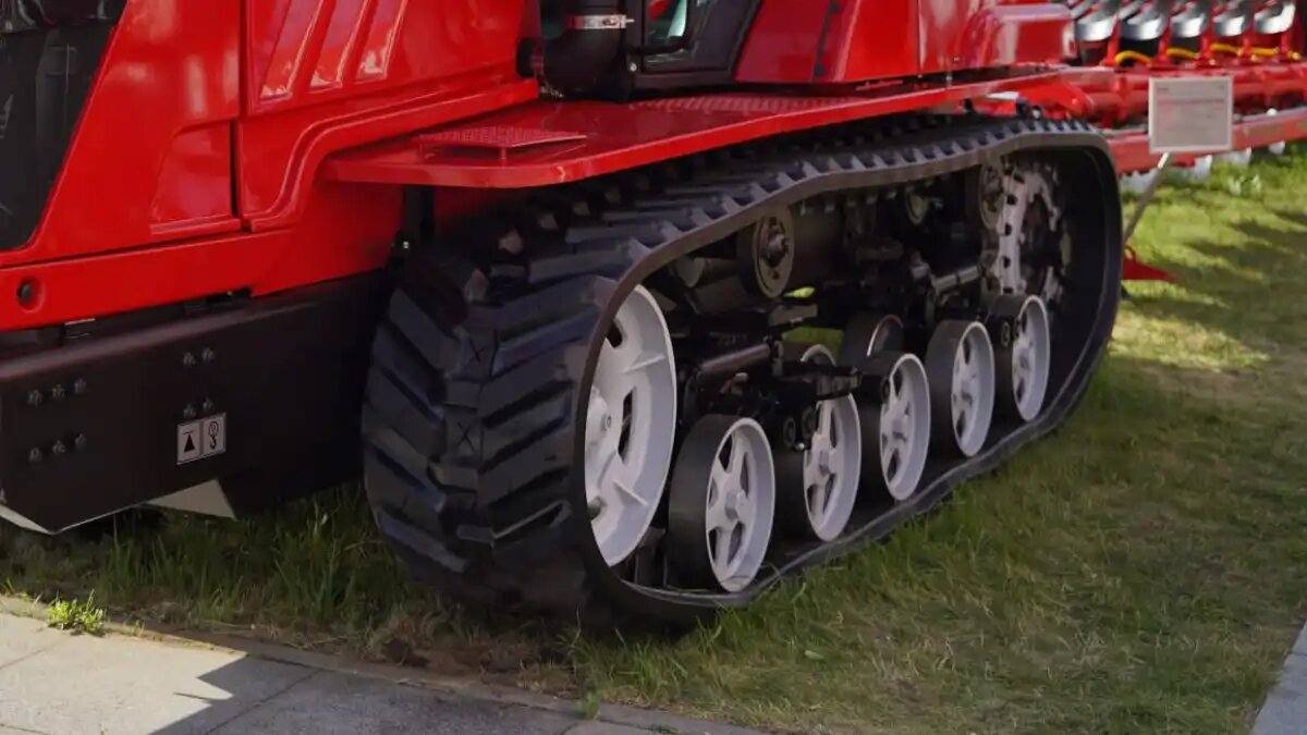 Фото: telegram-канал BelarusTractors_official
Завершен первый этап испытаний нового гусеничного трактора BELARUS 2303 от МТЗ