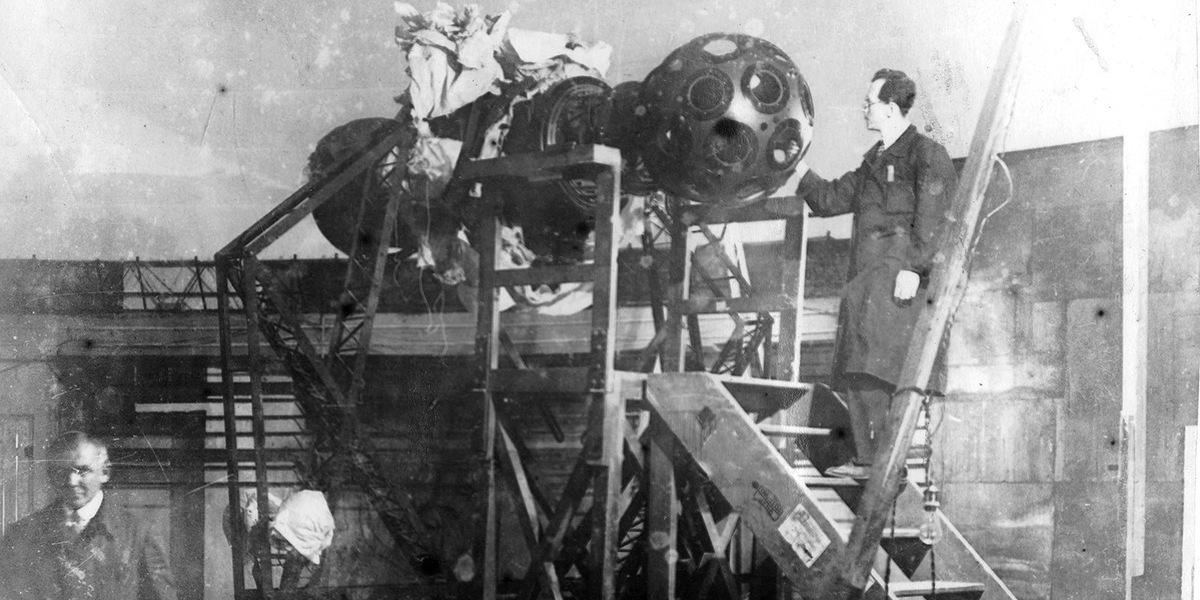 Установка проектора в Московском планетарии