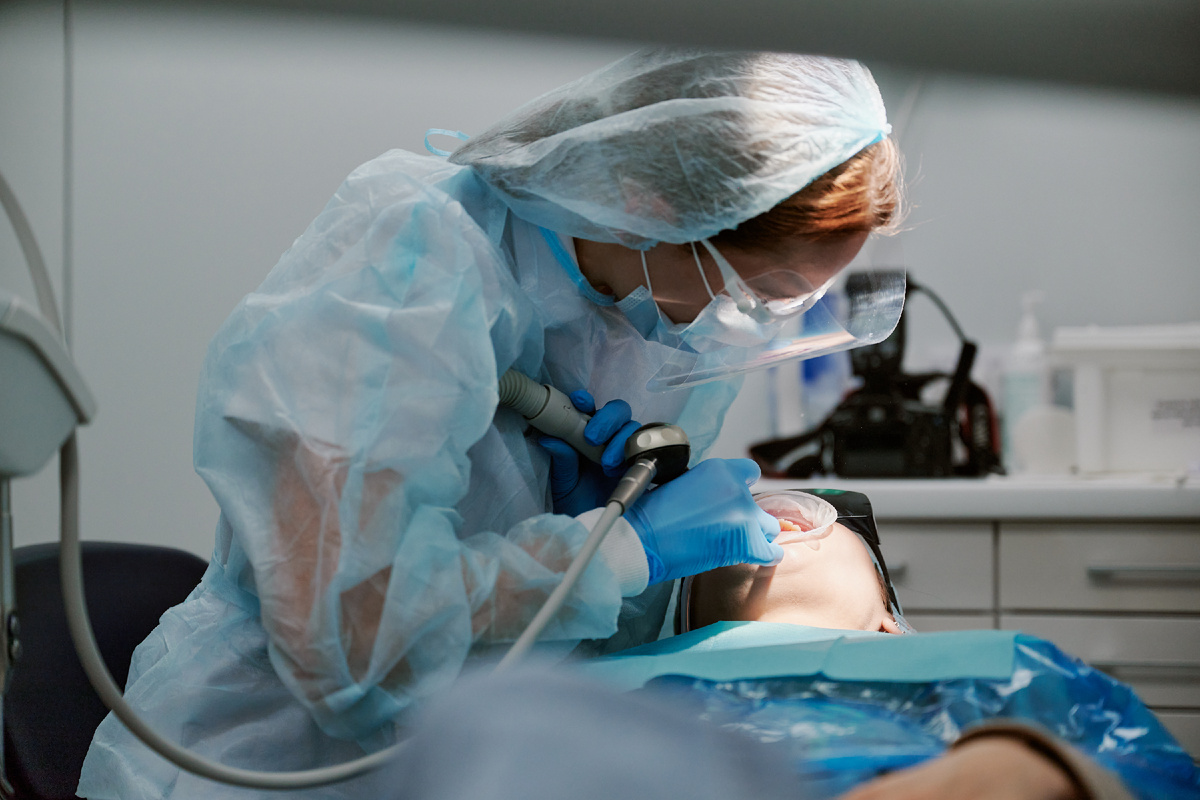 Профессиональная гигиена полости рта обязательна перед установкой импланта!