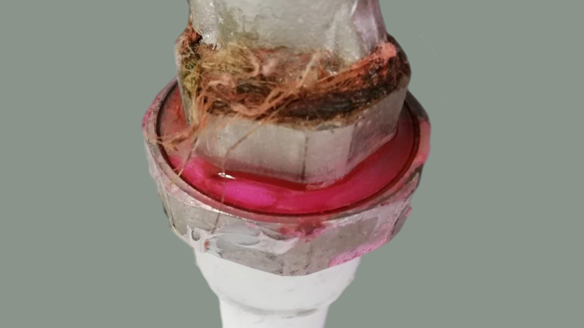 Утечка теплоносителя в плохо уплотненном соединении. Фото из архива Горгазснаб.