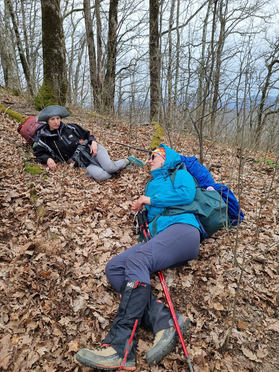По тому, как лежит девушка в синем, понятно, какой угод у подъема. Спуск был таким же, но сил на фото уже не было