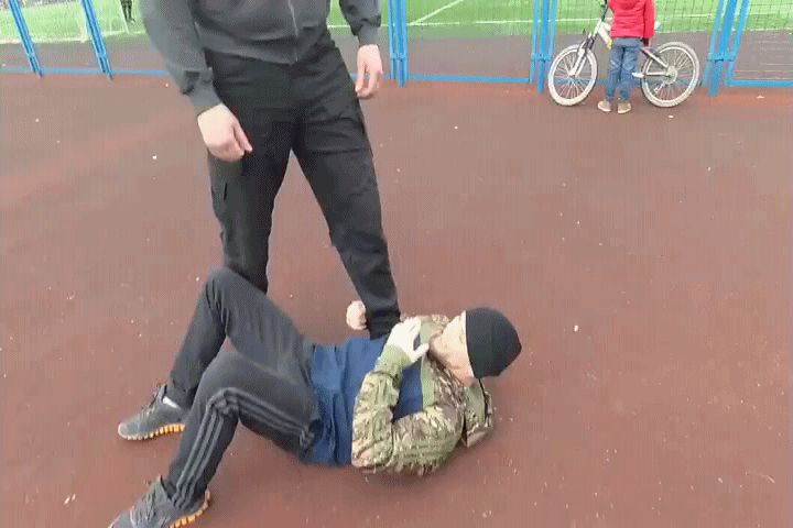 Колени, пах, глаза?